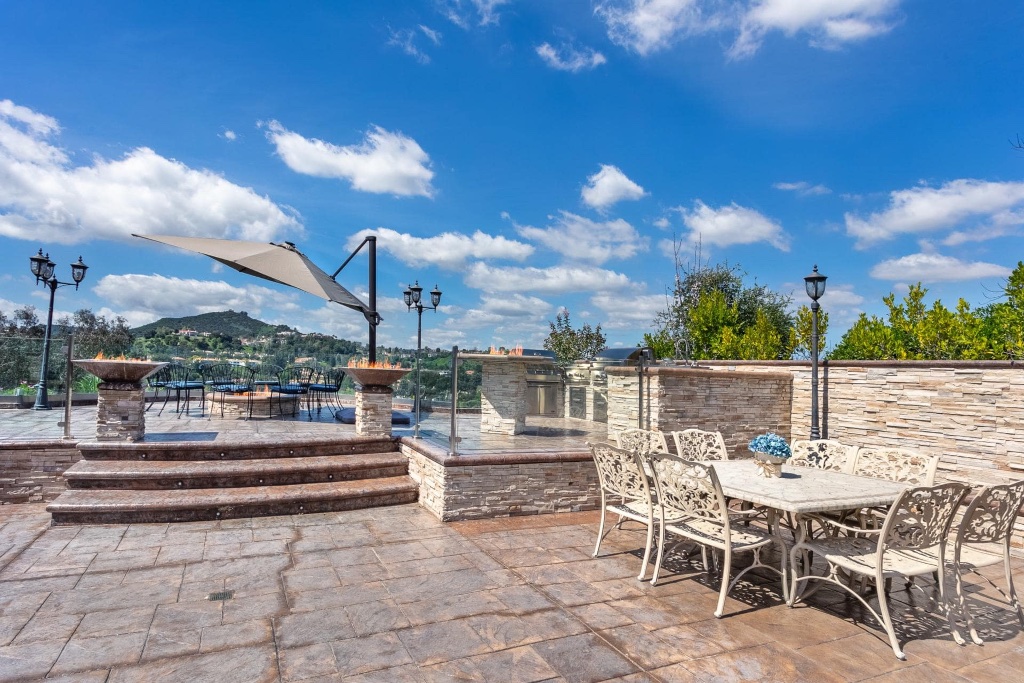 Outdoor Kitchen